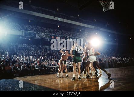 NEW YORK, NY - 26. OKTOBER: Zwei Spieler der Boston Celtics und der New York Knicks kämpfen während eines NBA-Spiels am 26. Oktober 1957 im Madison Square Garden in New York. (Foto: Hy Peskin) Stockfoto