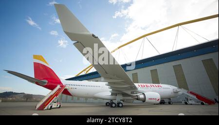 Madrid, 18.01.2016. Die Präsidentin der Gemeinschaft Madrid, Cristina Cifuentes, stellt zusammen mit dem Präsidenten der Iberischen Republik, Luis Gallego, das neue Flugzeug A 330-200 vor und kündigt die Eröffnung von Direktflügen nach Shanghai an. Foto: Oscar del Pozo ARCHDC. Quelle: Album / Archivo ABC / Oscar del Pozo Stockfoto