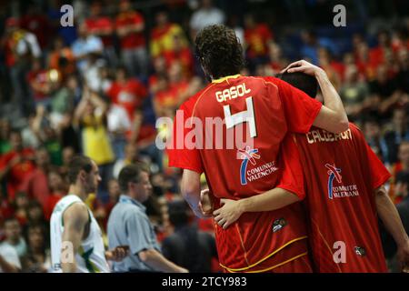 Madrid, 16.09.2007. Die Spieler der spanischen Basketballmannschaft Pau Gasol und Calderón am Ende des Finales gegen Russland. Spanien verlor 59-60. Foto: Francisco Seco. Quelle: Album / Archivo ABC / Francisco Seco Stockfoto