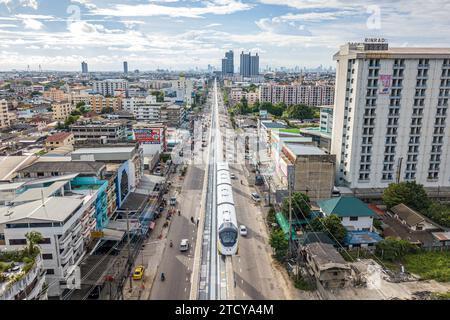 (231215) -- PEKING. 15, 2023 (Xinhua) -- dieses Luftbild, aufgenommen am 17. September 2023, zeigt die gelbe Linie Einschienenbahn in Bangkok, Thailand. Die von der chinesischen CRRC Puzhen Alstom Transportation Systems Limited hergestellte und von thailändischen Agenturen betriebene Einschienenbahn „Yellow Line“ nahm im Juli den kommerziellen Betrieb auf. Die „Pink Line“ begann am 21. November ein öffentliches Verfahren. Beide Monorail-Strecken verfügen über kostengünstige, fahrerlose Züge mit geringeren Baukosten im Vergleich zu herkömmlichen U-Bahn-Systemen. Die in China hergestellten Monorail-Züge bieten einfachen Transport für Menschen, die zwischen den Vororten und reisen Stockfoto