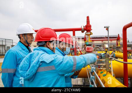 LIANYUNGANG, CHINA - 15. DEZEMBER 2023 - die Mitarbeiter der Gasmanagementabteilung und die Mitarbeiter des Gasversorgungsunternehmens überprüfen gemeinsam den sicheren Betrieb Stockfoto