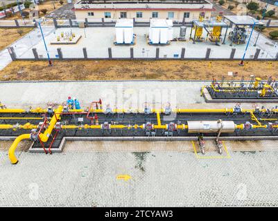 LIANYUNGANG, CHINA - 15. DEZEMBER 2023 - die Mitarbeiter der Gasmanagementabteilung und die Mitarbeiter des Gasversorgungsunternehmens überprüfen gemeinsam den sicheren Betrieb Stockfoto