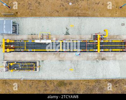 LIANYUNGANG, CHINA - 15. DEZEMBER 2023 - die Mitarbeiter der Gasmanagementabteilung und die Mitarbeiter des Gasversorgungsunternehmens überprüfen gemeinsam den sicheren Betrieb Stockfoto