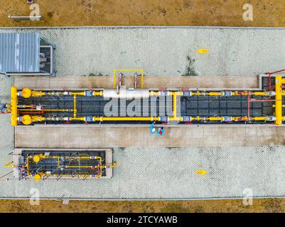 LIANYUNGANG, CHINA - 15. DEZEMBER 2023 - die Mitarbeiter der Gasmanagementabteilung und die Mitarbeiter des Gasversorgungsunternehmens überprüfen gemeinsam den sicheren Betrieb Stockfoto