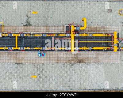 LIANYUNGANG, CHINA - 15. DEZEMBER 2023 - die Mitarbeiter der Gasmanagementabteilung und die Mitarbeiter des Gasversorgungsunternehmens überprüfen gemeinsam den sicheren Betrieb Stockfoto