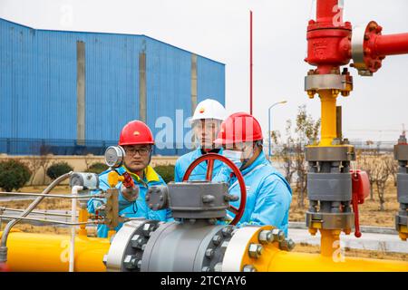 LIANYUNGANG, CHINA - 15. DEZEMBER 2023 - die Mitarbeiter der Gasmanagementabteilung und die Mitarbeiter des Gasversorgungsunternehmens überprüfen gemeinsam den sicheren Betrieb Stockfoto