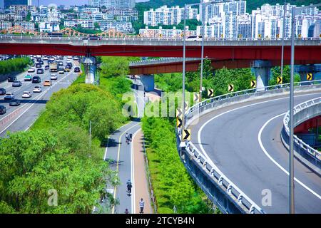 Seoul, Südkorea - 2. Juni 2023: Panoramablick von der Seongsu-Brücke, auf dem Olympic Boulevard rechts, einem zentralen Radweg und einem Cur Stockfoto