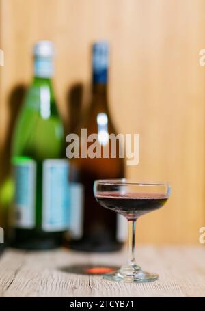 Weinprobe Erleben Sie Rotweingläser und eine großartige Weinsammlung hinter den Kulissen. Stockfoto