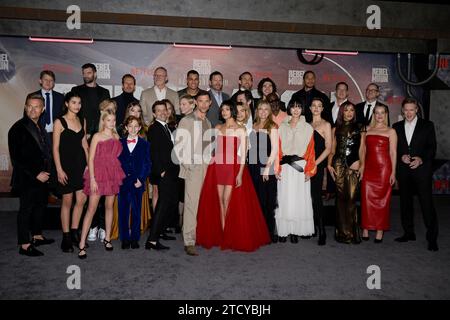 Dezember 2023, Hollywood, Kalifornien, Vereinigte Staaten: (L-R) Greg Kriek, Shay Hatten, Lila Barad, Stella Grace Fitzgerald, Stuart Martin, Caden Dragomer, Kayden Koshelev, Kingston Foster, Tomm Voss, Zack Snyder, Ingvar Eggert SigurÃ°sson, Rhian Rees, Ed Skrein, Staz Nair, Sofia Boutella, Eric Newman, Sky Yang, Michiel Huisman, Charlie Hunnam, Deborah Snyder, Djimon Hounsou, Fra Fee, Bae doona, E. Duffy, Ray Fisher, Cleopatra Coleman, Kurt Johnstad, Jena Malone, Wesley Coller und Cary Elwes nehmen an der Los Angeles Premiere von Netflix's „Rebel Moon – Part One: A Child of Fire“ Teil Stockfoto