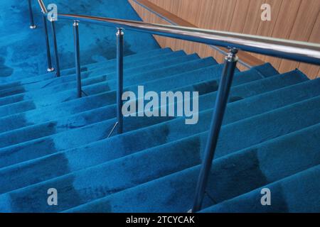 Treppen vom Untergrund nach oben in einem Gebäude Stockfoto