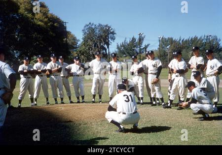 ST. PETERSBURG, FL - FEBRUAR 1955: Die New York Yankees hören während des Frühjahrstrainings um Februar 1955 in St. Petersburgh, Florida. (Foto: Hy Peskin) Stockfoto