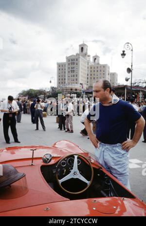 HAVANNA, KUBA – 24. FEBRUAR: Juan Manuel Fangio (1911–1995), Fahrer des Maserati 300S, steht vor dem Start des Großen Preises von Kuba 1957 am 24. Februar 1957 in Havanna, Kuba, neben seinem Auto. (Foto von Hy Peskin) *** örtlicher Bildtitel *** Juan Manuel Fangio Stockfoto