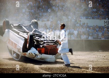 SACRAMENTO, KALIFORNIEN - AUGUST 1958: Ein Mann läuft, um dem Fahrer zu helfen, nachdem er während einer Autoausstellung auf der Sacramento State Fair um den August 1958 in Sacramento, Kalifornien, abgestürzt war. (Foto: Hy Peskin) Stockfoto