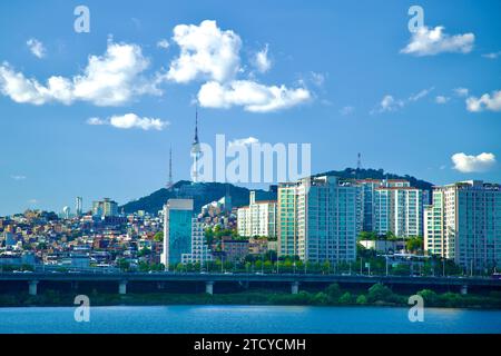 Seoul, Südkorea - 1. Oktober 2023: Eine malerische Szene des Viertels Itaewon auf einem niedrigen Hügel am Ufer des Han-Flusses, eingerahmt von einem Stockfoto