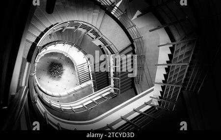 Wendeltreppe in einem Gebäude, von oben aus gesehen Stockfoto