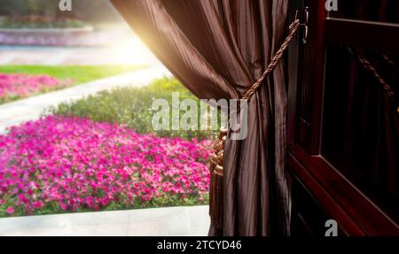 Eleganter Vorhang und Fenster im Garten Stockfoto