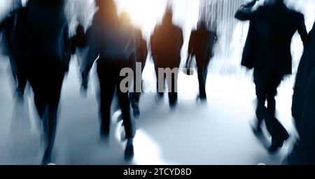 Gruppe von Geschäftsleuten, die in der Lobby hetzen Stockfoto