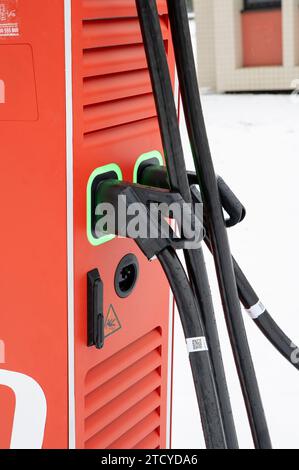 Nitra, Slowakei - 10. Dezember 2023 : Ladestation für Elektrofahrzeuge ZSE Drive, Mitglied der E.ON-Gruppe. Versorgungsausrüstung für Elektrofahrzeuge (EVSE) Stockfoto