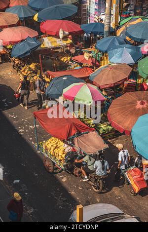 Straßenmarkt, Umrelas, geschäftiges Geschäft, Gamarra Metro Station, Lima, Peru, 2023 Stockfoto