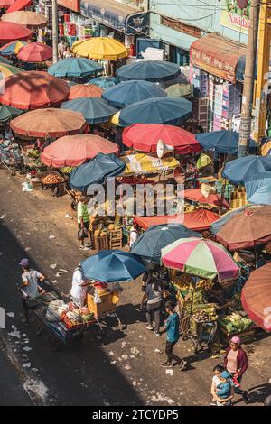 Straßenmarkt, Umrelas, geschäftiges Geschäft, Gamarra Metro Station, Lima, Peru, 2023 Stockfoto