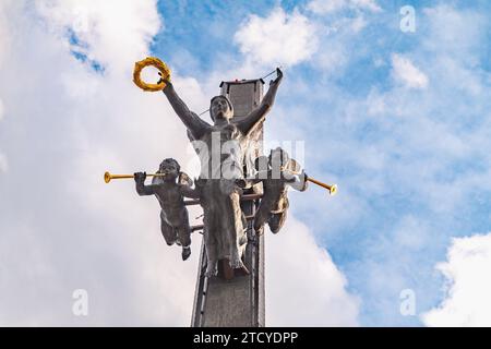 Moskau, Russland - 31. Juli 2022: Bronzestatue der Göttin des Sieges Nike und Engelsfiguren auf dem Obelisken des Sieges auf dem Poklonnaya-Hügel, Victor Stockfoto