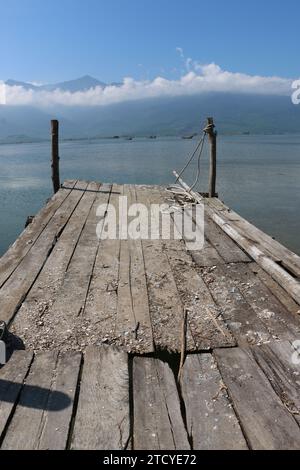 Altes Dock an der Cau Hai Lagune Stockfoto