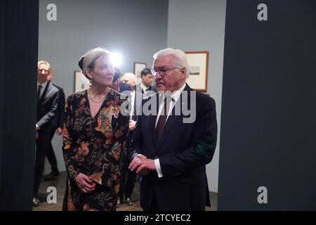 Hamburg, Deutschland. Dezember 2023. Bundespräsident Frank-Walter Steinmeier spricht mit Marion Ackermann, Generaldirektorin der Staatlichen Kunstsammlungen Dresden, bei einem Rundgang durch die Jubiläumsausstellung Caspar David Friedrich in der Hamburger Kunsthalle. Die Hamburger Kunsthalle startet mit einer großen Retrospektive das 250-jährige Jubiläum von Caspar David Friedrich (1774-1840). Patron und Bundespräsident Steinmeier eröffnete die Ausstellung offiziell mit mehr als 60 Gemälden und rund 100 Zeichnungen. Quelle: Marcus Brandt/dpa/Alamy Live News Stockfoto