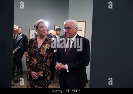 Hamburg, Deutschland. Dezember 2023. Bundespräsident Frank-Walter Steinmeier spricht mit Marion Ackermann, Generaldirektorin der Staatlichen Kunstsammlungen Dresden, bei einem Rundgang durch die Jubiläumsausstellung Caspar David Friedrich in der Hamburger Kunsthalle. Die Hamburger Kunsthalle startet mit einer großen Retrospektive das 250-jährige Jubiläum von Caspar David Friedrich (1774-1840). Patron und Bundespräsident Steinmeier eröffnete die Ausstellung offiziell mit mehr als 60 Gemälden und rund 100 Zeichnungen. Quelle: Marcus Brandt/dpa/Alamy Live News Stockfoto