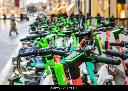 E-Scooter Stellplatz in der Maximilianstraße, München, Dezember 2023 Deutschland, München, Dezember 2023, E-Scooter Stellplatz in der Maximilianstraße, E-Roller, elektrisch betriebene Roller, E-Scooter Parkplatz in der Münchner Innenstadt, E-Mobility, E-Tretroller, Mobilität, Winter, Verkehr, Bayern *** E-Roller-Parkplatz in Maximilianstraße, München, Dezember 2023 Deutschland, München, Dezember 2023, E-Scooter-Parkplatz in der Maximilianstraße, E-Scooter, elektrisch betriebene Scooter, E-Scooter-Parkplatz in der Münchner Innenstadt, E-Mobility, E-Scooter, Mobilität, Winter, Verkehr, Bayern Stockfoto