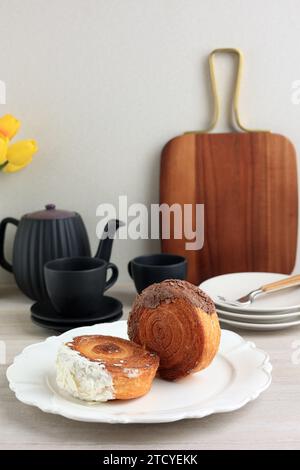 Croissant Bomboloni oder Cromboloni, bekannt als New York Roll Gebäck. Serviert mit Tee Stockfoto