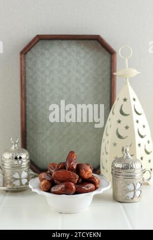 Eine Tasse Tee und trockene Datteln Kurma, bereit zum Essen für die Iftar Zeit. Islamische Religion und Ramadan-Konzept. Stockfoto