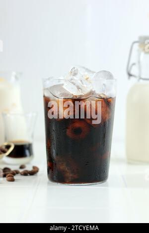 Kalter schwarzer Kaffee mit Eiswürfeln auf weißem Hintergrund. Coldbrew. Sommergetränke. Eis-Espresso Stockfoto