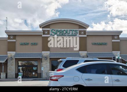 Houston, Texas, USA 09-24-2023: Sprossen Farmers Market, Außenansicht und Parkplatz in Houston, Texas. Supermarkt und Lebensmittelkette. Stockfoto