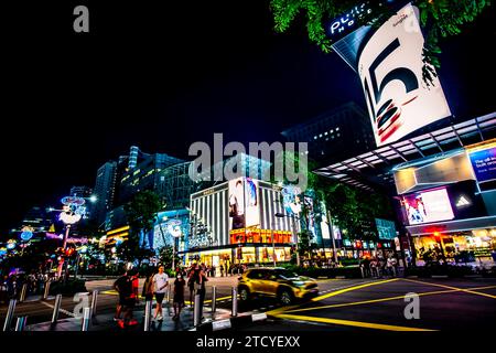 Weihnachtsbeleuchtung und Dekoration entlang der Orchard Road, Singapur. Stockfoto