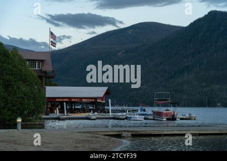 Dämmerung am Grand Lake Marina mit Bergen und Kiefern in Colorado. Stockfoto