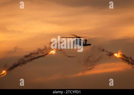 Eine MH-60R der indischen Marine, die IRCM-Flares freisetzt Stockfoto