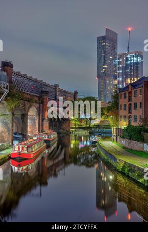 Die Kanäle von Castlefield in Mancherster, Großbritannien, bei Nacht Stockfoto