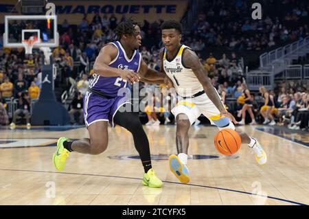 14. Dezember 2023: Marquette Golden Eagles Guard kam Jones (1) fährt vorbei an St. Thomas – Minnesota Tommies schützen Raheem Anthony (24) während des NCAA Basketballspiels zwischen St. Thomas – Minnesota Tommies und die Marquette Golden Eagles im Fiserv Forum in Milwaukee, WI. Kirsten Schmitt/Cal Sport Media. Stockfoto