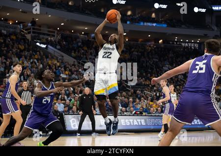 14. Dezember 2023: Marquette Golden Eagles Wächter Sean Jones (22) erschießt vor der St. Thomas – Minnesota Tommies schützen Raheem Anthony (24) während des NCAA Basketballspiels zwischen St. Thomas – Minnesota Tommies und die Marquette Golden Eagles im Fiserv Forum in Milwaukee, WI. Kirsten Schmitt/Cal Sport Media. Stockfoto