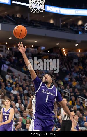 Dezember 2023: St. Thomas – Minnesota Tommies Wächter Kendall Blue (1) schießt während des NCAA-Basketballspiels zwischen St. Thomas – Minnesota Tommies und die Marquette Golden Eagles im Fiserv Forum in Milwaukee, WI. Kirsten Schmitt/Cal Sport Media. (Bild: © Kirsten Schmitt/Cal Sport Media) Stockfoto