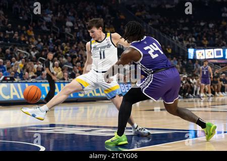 14. Dezember 2023: Marquette Golden Eagles Guard Tyler Kolek (11) tritt den Pass von St. Thomas – Minnesota Tommies schützen Raheem Anthony (24) während des NCAA Basketballspiels zwischen St. Thomas – Minnesota Tommies und die Marquette Golden Eagles im Fiserv Forum in Milwaukee, WI. Kirsten Schmitt/Cal Sport Media. Stockfoto