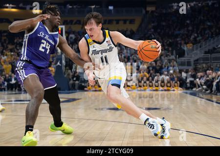 14. Dezember 2023: Marquette Golden Eagles Wachmann Tyler Kolek (11) fährt vorbei an St. Thomas – Minnesota Tommies schützen Raheem Anthony (24) während des NCAA Basketballspiels zwischen St. Thomas – Minnesota Tommies und die Marquette Golden Eagles im Fiserv Forum in Milwaukee, WI. Kirsten Schmitt/Cal Sport Media. Stockfoto