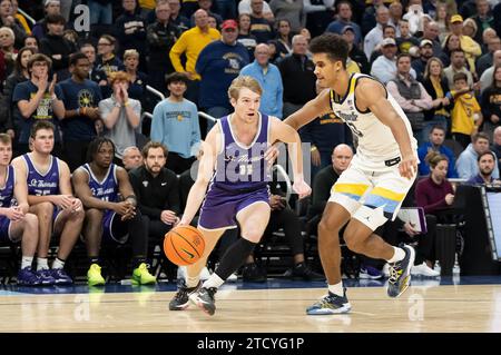 Dezember 2023: St. Thomas – Minnesota Tommies Garde Drake Dobbs (11) dribbelt während des NCAA-Basketballspiels zwischen St. Petersburg an Marquette Golden Eagles vorbei, Oso Ighodaro (13) Thomas – Minnesota Tommies und die Marquette Golden Eagles im Fiserv Forum in Milwaukee, WI. Kirsten Schmitt/Cal Sport Media. Stockfoto