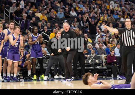 Dezember 2023: St. Thomas – Minnesota Tommies Cheftrainer Johnny Tauer schreit nach einem flagranten Foul nach St. Thomas - Minnesota Tommies Stürmer Parker Bjorklund (5) wird während des NCAA Basketballspiels zwischen St. Thomas – Minnesota Tommies und die Marquette Golden Eagles im Fiserv Forum in Milwaukee, WI. Kirsten Schmitt/Cal Sport Media. Stockfoto