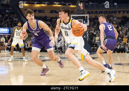 14. Dezember 2023: Marquette Golden Eagles Guard Tyler Kolek (11) dribbelt an St. vorbei Thomas - Minnesota Tommies Stürmer Parker Bjorklund (5) während des NCAA Basketballspiels zwischen St. Thomas – Minnesota Tommies und die Marquette Golden Eagles im Fiserv Forum in Milwaukee, WI. Kirsten Schmitt/Cal Sport Media. Stockfoto