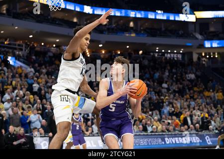 Dezember 2023: St. Thomas - Minnesota Tommies Stürmer Parker Bjorklund (5) dreht ein Layup um Marquette Golden Eagles Forward Oso Ighodaro (13) während des NCAA Basketballspiels zwischen St. Thomas – Minnesota Tommies und die Marquette Golden Eagles im Fiserv Forum in Milwaukee, WI. Kirsten Schmitt/Cal Sport Media. Stockfoto