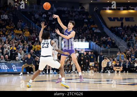 Dezember 2023: St. Thomas - Minnesota Tommies Forward Brooks Allen (4) übergibt den Ball über Marquette Golden Eagles Forward David Joplin (23) während des NCAA Basketballspiels zwischen St. Thomas – Minnesota Tommies und die Marquette Golden Eagles im Fiserv Forum in Milwaukee, WI. Kirsten Schmitt/Cal Sport Media. Stockfoto