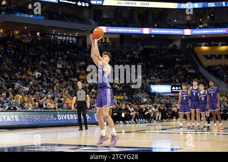 Dezember 2023: St. Thomas – Minnesota Tommies Stürmer Parker Bjorklund (5) schießt einen Freiwurf, während seine Teamkollegen zusehen, nachdem während des NCAA-Basketballspiels zwischen St. ein flagrantes Foul ausgerufen wurde Thomas – Minnesota Tommies und die Marquette Golden Eagles im Fiserv Forum in Milwaukee, WI. Kirsten Schmitt/Cal Sport Media. Stockfoto