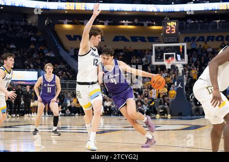 Dezember 2023: St. Thomas - Minnesota Tommies Forward Brooks Allen (4) versucht, Marquette Golden Eagles Forward Ben Gold (12) während des NCAA Basketballspiels zwischen St. Thomas – Minnesota Tommies und die Marquette Golden Eagles im Fiserv Forum in Milwaukee, WI. Kirsten Schmitt/Cal Sport Media. Stockfoto