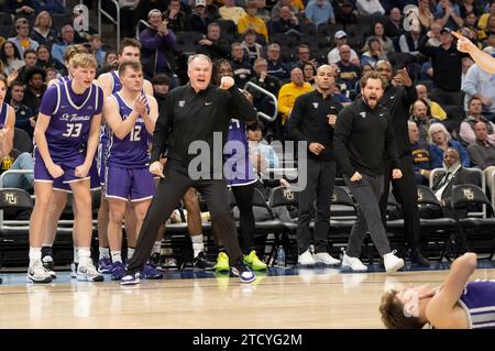 Dezember 2023: St. Thomas – Minnesota Tommies Cheftrainer Johnny Tauer schreit nach einem flagranten Foul nach St. Thomas - Minnesota Tommies Stürmer Parker Bjorklund (5) wird während des NCAA Basketballspiels zwischen St. Thomas – Minnesota Tommies und die Marquette Golden Eagles im Fiserv Forum in Milwaukee, WI. Kirsten Schmitt/Cal Sport Media. Stockfoto